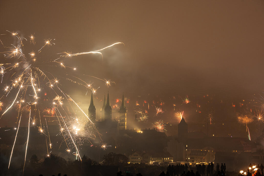 Silvester 2025: Bamberg schießt sich ins neue Jahr 2025 - Feuerwerk über der Domstadt Silvester 2025: Bamberg schießt sich ins neue Jahr 2025 - Feuerwerk über der Domstadt