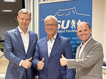 MdB Thomas Silberhorn (l.) und MdL Michael Hofmann (r.) unterstützen Michael Knörlein.