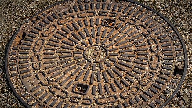 Kreis Forchheim: Unbekannte heben Gullydeckel aus und provozieren Unfall