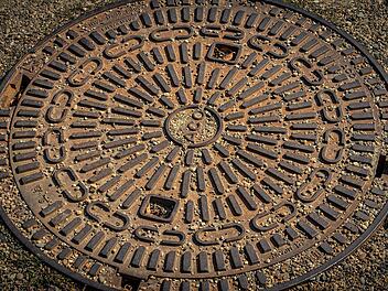 Kreis Forchheim: Unbekannte heben Gullydeckel aus und provozieren Unfall