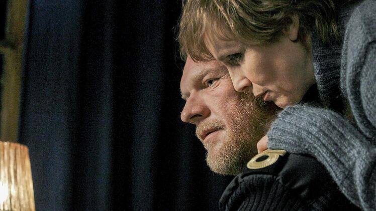 In Norwegen f&uuml;hrt die "falsche" Katrine Evensen (Juliane K&ouml;hler) ein gl&uuml;ckliches Familienleben mit ihrem Mann Bjarte (Sven Nordin).