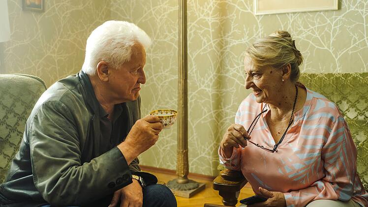 Kriminalhauptkommissar Ivo Batic (Miroslav Nemec) befragt Frau Breitlinger (Johanna Bittenbinder) zu den Ereignissen in einer Nachbarwohnung.