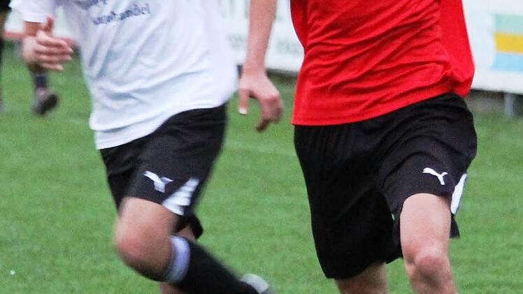 SSV-Spieler Sandro Wolf (rechts) liefert vor allem im zweiten Abschnitt eine tolle Leistung im Derby gegen die Bayern ab. Ersan Kasikcioglu bleibt nur das Nachschauen. Foto: Krumpholz