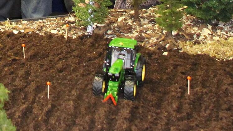 Im Acker verteilte Sensoren messen Bodenqualität und Mikroklima und geben dem Landwirt damit Hinweise, wie er säen oder düngen sollte. Wie diese Sensoren verteilt sein könnten, zeigten die Mitarbeiter des Anwendungszentrums in einem Modell. Foto: Simone Bastian