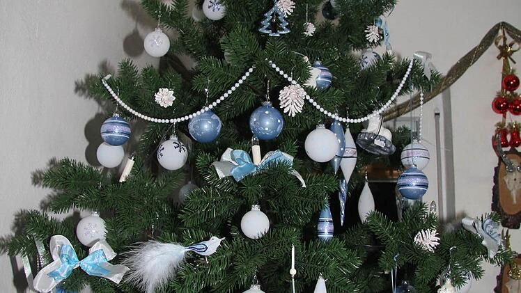 Das ist der Trendbaum 2013: zarte Blau- und Frosttöne, Streifen, Tupfen und beglitterte Figuren-Kugeln bunt gemischt