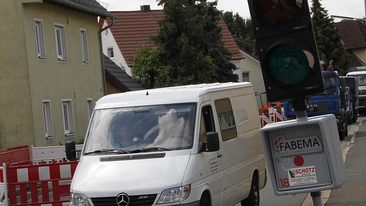 In Burk wird der Verkehr durch eine Ampel geregelt.  Fotos. Andreas Oswald