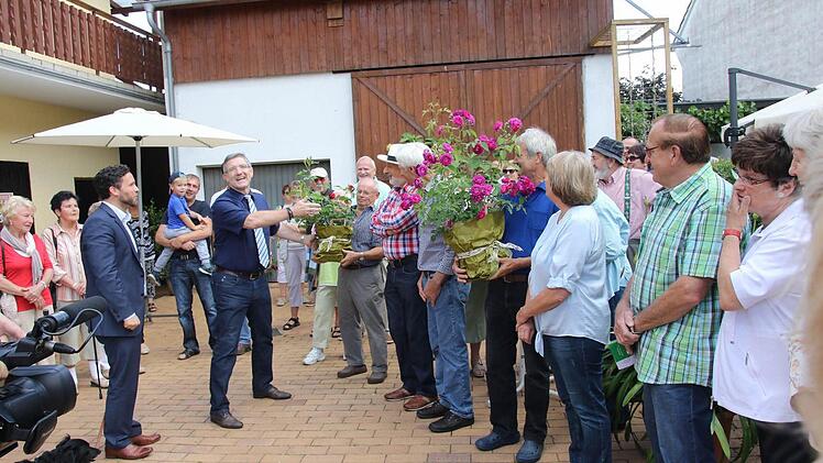 Die offizielle Eröffnung fand im Vorgarten von Peter Janson statt. Foto: Michael Stelzner