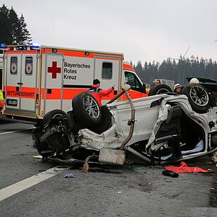 Fahrer stirbt bei Überschlag auf der A9
