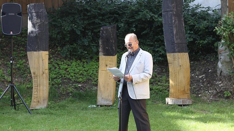 NohA Sprecher Otmar Adler gab Erläuterungen zum Künstlerhaus.  Foto: Michael Wunder