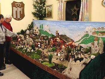 Gerhard Laber (l.)  und Adam Kittler unterhalten sich über Kittlers grandiose Krippenlandschaft.Johanna Blum