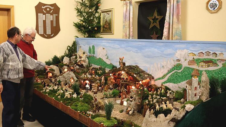 Gerhard Laber (l.)  und Adam Kittler unterhalten sich über Kittlers grandiose Krippenlandschaft.Johanna Blum