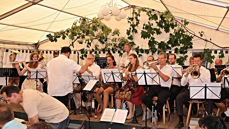 Dieter und seine Blasmusikanten sorgten für Stimmung beim 50jährigen Bestehen des Obst- und Gartenbauvereins Dürrenried.