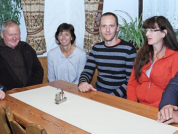 Bürgermeister Florian Kraft (l.) und Kreisvorsitzender Reinhardt Glauber (r.) mit dem neuen Vorstand des Obst- und Gartenbauvereins Leutenbach (v. l.): Zweiter Vorsitzender Josef Albrecht, Schriftführerin Susanne Heilmann, Stephan Wenzel, Brigitte Wagner, Reinhardt Glauber  Foto: Franz Galster