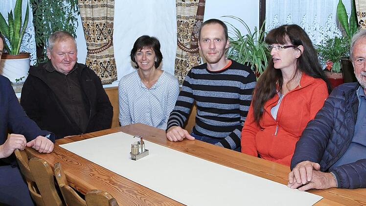 Bürgermeister Florian Kraft (l.) und Kreisvorsitzender Reinhardt Glauber (r.) mit dem neuen Vorstand des Obst- und Gartenbauvereins Leutenbach (v. l.): Zweiter Vorsitzender Josef Albrecht, Schriftführerin Susanne Heilmann, Stephan Wenzel, Brigitte Wagner, Reinhardt Glauber  Foto: Franz Galster