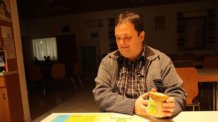 Dieter Schölzke mit seinen Urkunden und dem Honig, der Gold 1a erhalten hat Thomas Malz