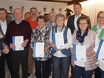 Für langjährige Treue und Mitarbeit zeichnete der VdK-Ortsverband Lindau-Waldau mehrere Mitglieder aus. Foto: Horst Wunner