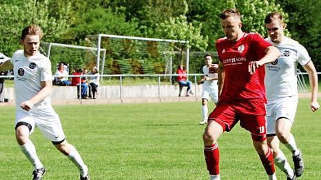 Der vierfache Krumer Torschütze Michael Witchen (Mitte) wird von denDettelbachern verfolgt.  Foto: Günther Geiling