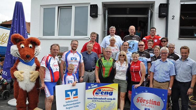 Helfer, Sponsoren, Schirmherr, stellvertretender Landrat und zweite Bürgermeisterin beim Radvierer in Kothen. Foto: Petra Heurich