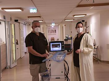 Eddy Büchs, Koordinator auf der Intensivstation  und Chefärztin Claudia Siebel stellen ein Beatmungsgerät ein. Covid-19-Patienten werden zu Beginn aggressiv beatmet. Das heißt, sie bekommen 100-prozentigen Sauerstoff und holen vier Mal häufiger Luft. Die Entwöhnung von der Maschine ist ein langer Prozess.