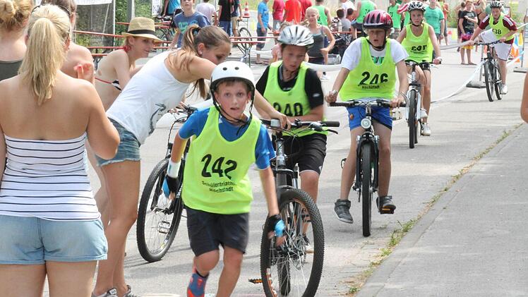 Wechselzone: David Bauer (242) springt vom Rad und sprintet die letzten Meter, um den Schlussläufer auf den Weg zu schicken. Fotos: Johannes Höllein