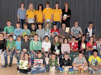 Alle Preisträger vom Haßfurter Regiomontanus-Gymnasium erzielten beim "Känguru-Wettbewerb" Erfolge. Vorne die Schulbesten mit (von links) Maya Steppert, Jannik Markert, Lukas Buld, Nils Hacker, Marek Eisenacher und Khan Tran. Mathematiklehrerin Andrea Schellmann (hinten links) und Maria Eirich (rechts) gratulierten auch den Schülern mit dem größten "Känguru"-Sprung (weiter von links) Franziska Baum, Aylin Dix, Jakob Röder und Melina Reichert.