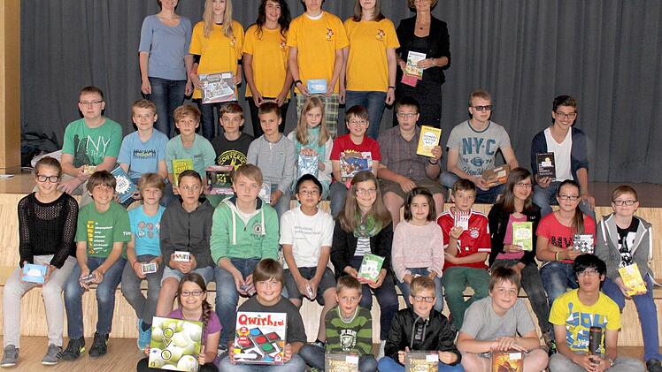 Alle Preisträger vom Haßfurter Regiomontanus-Gymnasium erzielten beim "Känguru-Wettbewerb" Erfolge. Vorne die Schulbesten mit (von links) Maya Steppert, Jannik Markert, Lukas Buld, Nils Hacker, Marek Eisenacher und Khan Tran. Mathematiklehrerin Andrea Schellmann (hinten links) und Maria Eirich (rechts) gratulierten auch den Schülern mit dem größten "Känguru"-Sprung (weiter von links) Franziska Baum, Aylin Dix, Jakob Röder und Melina Reichert.