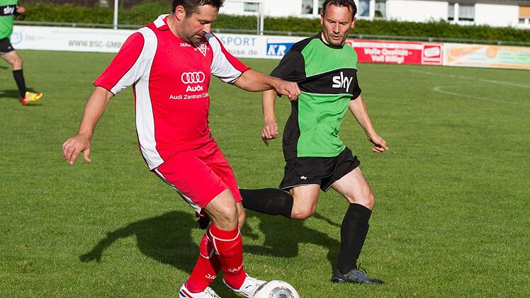 FC Stockheim II - TSV Ebersdorf: Gästespieler Jürgen Schramm (links) dreht ab, als ihn der Stockheimer Routinier Manfred Schwalb an der Seitenlinie stellt.  Foto: Heinrich Weiß