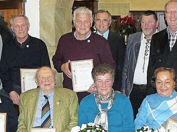Sechs Frauen und Männer wurden vom Obst- und Gartenbauverein Kupferberg für 40-jährige Mitgliedschaft geehrt. Unser Bild zeigt (sitzend, von links) Maria Höhn, Erdmann Weber, Helga Greim und Annemaria Schiffauer; stehend, von links: Schriftführer Bernhard Weis, Rudolf Matysaik, Helmut Kollerer, Kreisvorsitzender Günter Reif, Bürgermeister Hans-Joachim Hösch und Vorsitzender Gerhard Schicker. Foto: Klaus-Peter Wulf