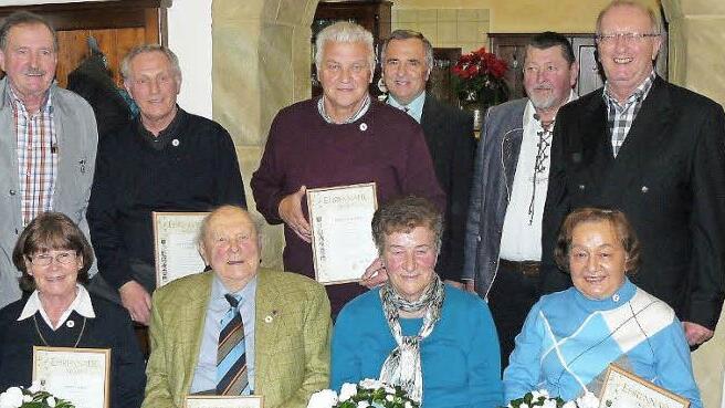 Sechs Frauen und Männer wurden vom Obst- und Gartenbauverein Kupferberg für 40-jährige Mitgliedschaft geehrt. Unser Bild zeigt (sitzend, von links) Maria Höhn, Erdmann Weber, Helga Greim und Annemaria Schiffauer; stehend, von links: Schriftführer Bernhard Weis, Rudolf Matysaik, Helmut Kollerer, Kreisvorsitzender Günter Reif, Bürgermeister Hans-Joachim Hösch und Vorsitzender Gerhard Schicker. Foto: Klaus-Peter Wulf
