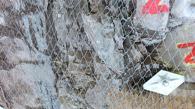 Das Gestein ist stark unterschiedlich geschichtet. Die Schichten in der Mitte des Bildes können leicht herausbrechen.  Foto: Friedwald Schedel
