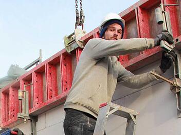 Das Haus-Bau-Projekt der Maurer-Lehrlinge soll die jungen Männer fördern und fordern. Foto: Carmen Schmitt