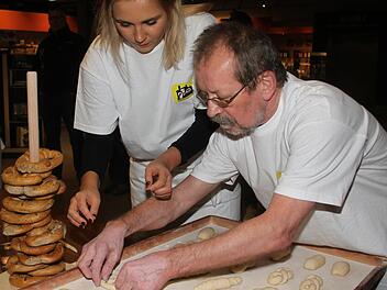 Bäcker Reinhard Müller zeigte, wie man Brezeln schlingt. Fotos: Sonny Adam