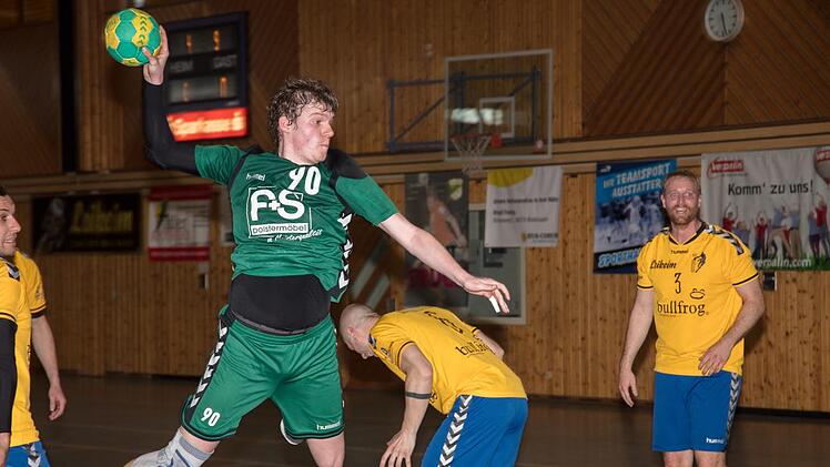 Christian Büttner (mit Ball) gehörte mit drei erzielten Toren im Derby gegen die HG Kunstadt zu den Aktivposten beim TV Weidhausen.  Foto: Klaus Gagel