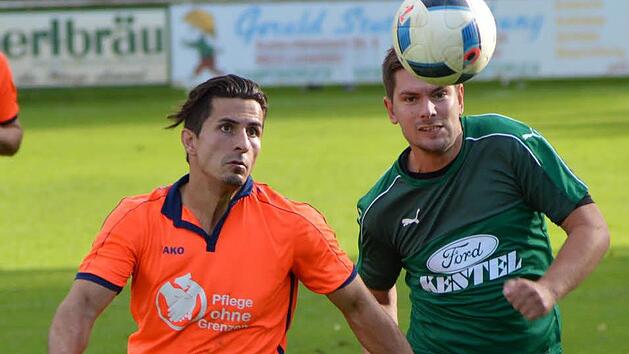 Altan Y&uuml;r&uuml;k (oranges Trikot) k&auml;mpft mit dem ASV Kleintettau im Fernduell mit  Marktzeulns Alexander Werner (hier im Vorrundenspiel) um die Meisterschaft in der Kreisliga 2.Gunter Czepera/Archivmit