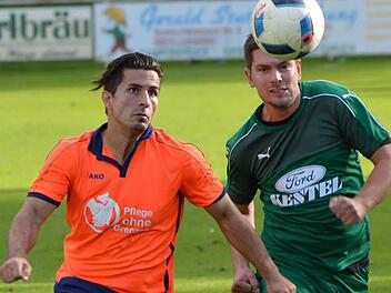 Altan Yürük (oranges Trikot) kämpft mit dem ASV Kleintettau im Fernduell mit  Marktzeulns Alexander Werner (hier im Vorrundenspiel) um die Meisterschaft in der Kreisliga 2.Gunter Czepera/Archivmit