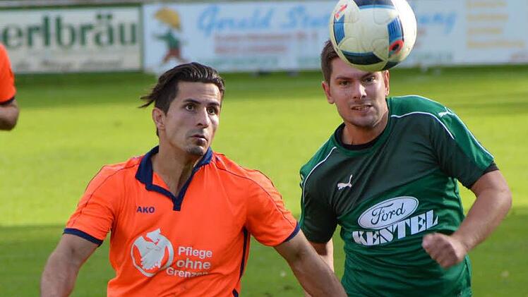 Altan Yürük (oranges Trikot) kämpft mit dem ASV Kleintettau im Fernduell mit  Marktzeulns Alexander Werner (hier im Vorrundenspiel) um die Meisterschaft in der Kreisliga 2.Gunter Czepera/Archivmit