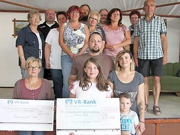 Die Theatergruppe Detter hat über 7000 Euro gespendet. Im Mai hatte die Gruppe Theater gespielt und mit Eintritt und Spenden die Summe zusammenbekommen. Ein Teil geht an die Station Regenbogen, der andere an eine Familie aus Rupboden. Foto: Diana Leitsch