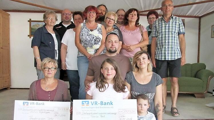 Die Theatergruppe Detter hat über 7000 Euro gespendet. Im Mai hatte die Gruppe Theater gespielt und mit Eintritt und Spenden die Summe zusammenbekommen. Ein Teil geht an die Station Regenbogen, der andere an eine Familie aus Rupboden. Foto: Diana Leitsch