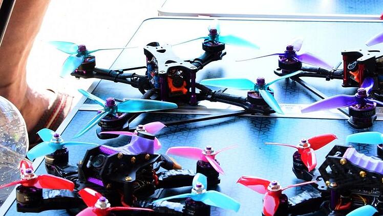 So genannte FPV-Renndrohnen - vom Englischen First Person View Racing, frei übersetzt: Rennen aus der Ich-Perspektive - erreichen Geschwindigkeiten von bis zu 150 km/h. Diem