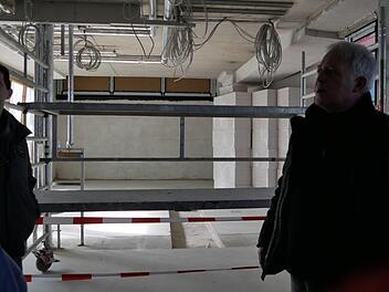 Elektrokabel sind für die weitere Verlegung vorbereitet. Foto: Manja von Nida