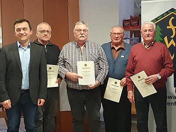 Stolz pr&auml;sentieren die Jubilare ihre Urkunden f&uuml;r 40 Jahre Vereinstreue. Von links: Zweiter Obmann Michael St&ouml;cker, B&uuml;rgermeister Jens Korn, Reinhard M&uuml;ller-Gei, Norbert M&ouml;llmann, Franz Schlee, Andreas M&uuml;ller und Erster Obmann J&uuml;rgen Schlee. Foto: privat
