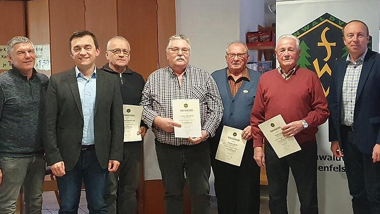 Stolz pr&auml;sentieren die Jubilare ihre Urkunden f&uuml;r 40 Jahre Vereinstreue. Von links: Zweiter Obmann Michael St&ouml;cker, B&uuml;rgermeister Jens Korn, Reinhard M&uuml;ller-Gei, Norbert M&ouml;llmann, Franz Schlee, Andreas M&uuml;ller und Erster Obmann J&uuml;rgen Schlee. Foto: privat