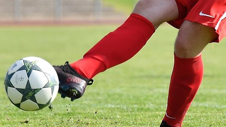 Ein Saisonabbruch ist vom Tisch, der Ball rollt in der Regionalliga Bayern ab September wieder - und das hat auch eine Signalwirkung für den kompletten bayerischen Amateurfußball.  Foto: Archiv/Sportfoto Zink