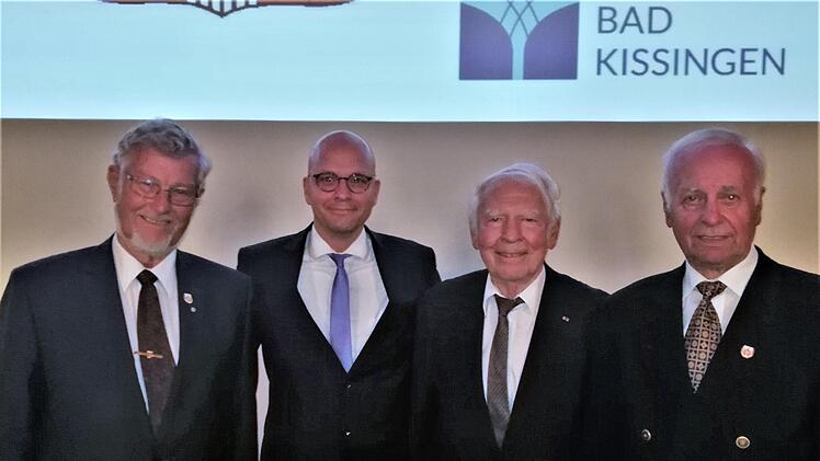 Oberbürgermeister Dr. Dirk Vogel (2. von links) mit den "Männern der ersten Stunde" (von links) Otto Funck, Eberhard Gräf und Alfred Wacker.