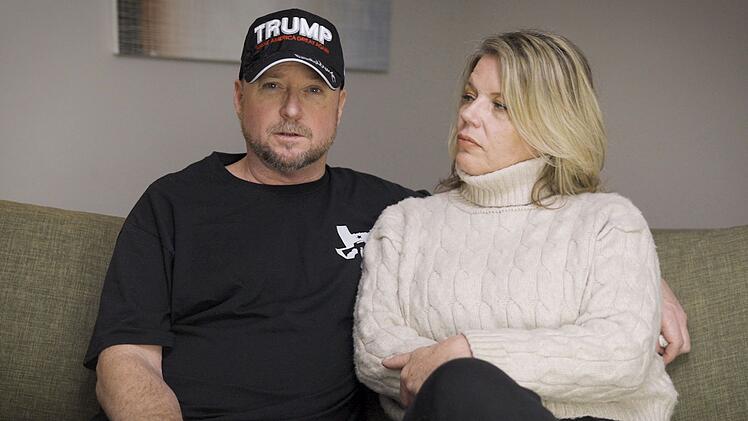 Guy Reffitt mit seiner Frau Nicole, die sich seiner politischen Radikalisierung angeschlossen hat. "Guy hat sich verliebt", so sagt sie - und meint damit Trump.