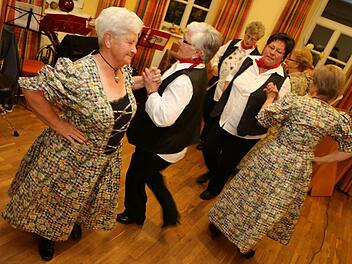 Die Seniorentanzgruppe Weigelshofen bewegt sich zur Blasmusik. Foto: Barbara Herbst
