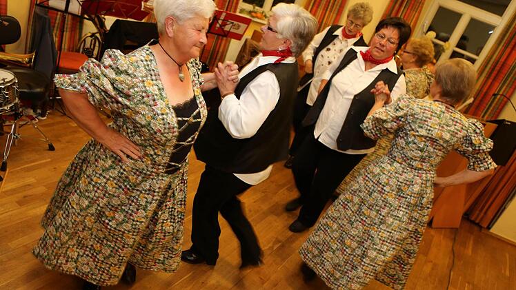 Die Seniorentanzgruppe Weigelshofen bewegt sich zur Blasmusik. Foto: Barbara Herbst