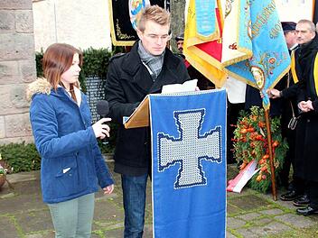 Marlene Kreyenberg und Alexander Barth sprachen auch auf dem Heldenfriedhof Worte des Gedenkens. Fotos: Johanna Blum