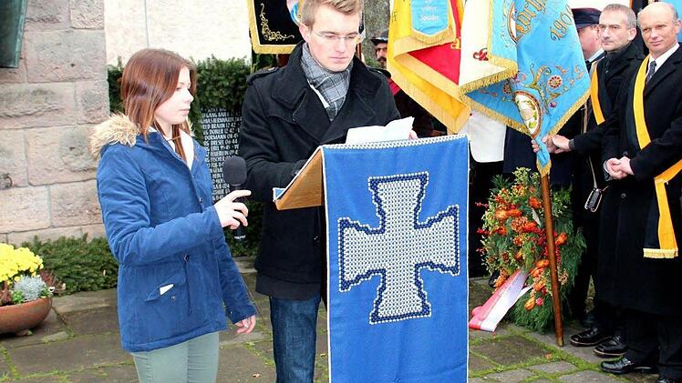Marlene Kreyenberg und Alexander Barth sprachen auch auf dem Heldenfriedhof Worte des Gedenkens. Fotos: Johanna Blum
