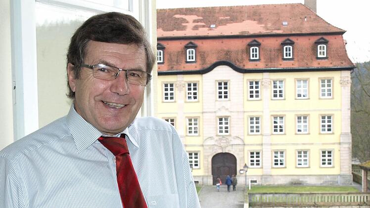 "Ebelsbach ist auf einem guten Weg", findet Bürgermeister Walter Ziegler, hier am Fenster seines Büros. Fotos: Katja Kölbl